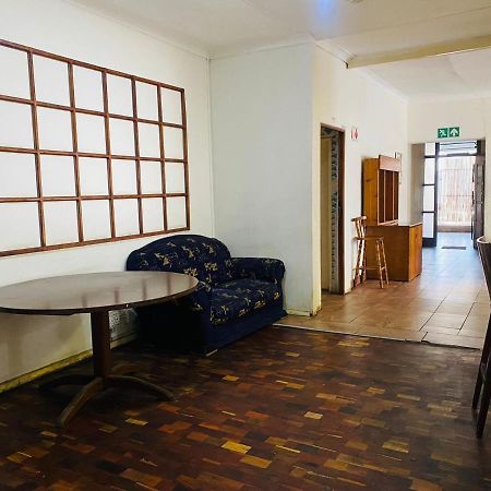 Rosebank Hostel Johannesburg Bagian luar foto
