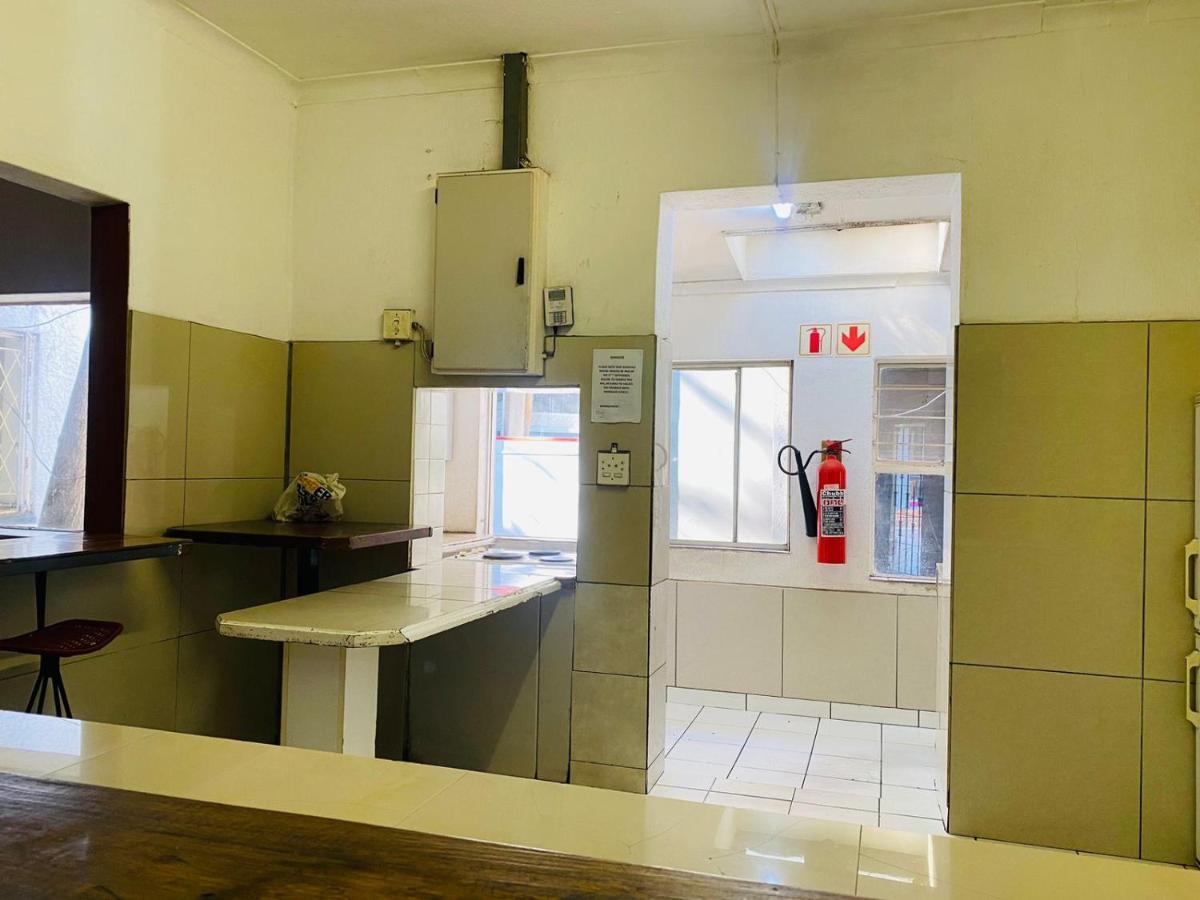 Rosebank Hostel Johannesburg Bagian luar foto