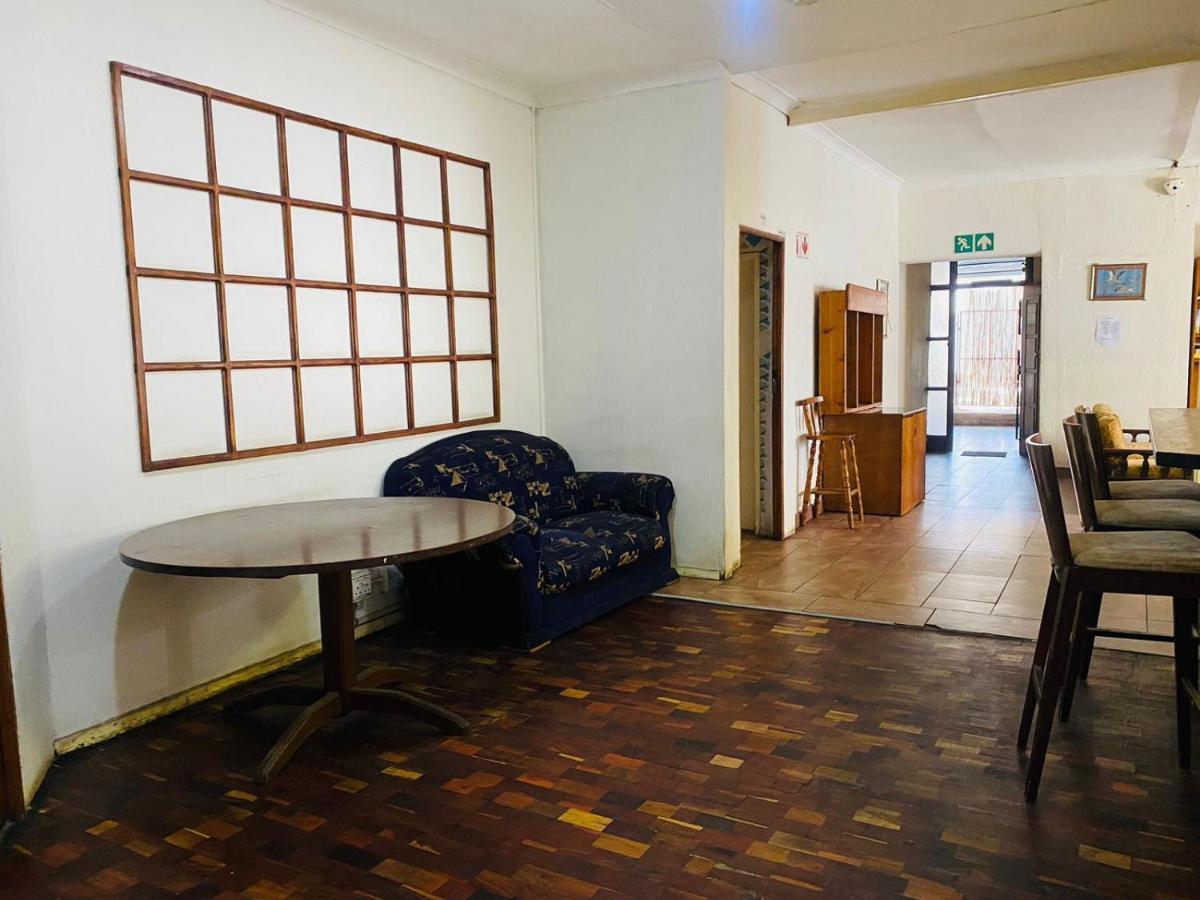 Rosebank Hostel Johannesburg Bagian luar foto