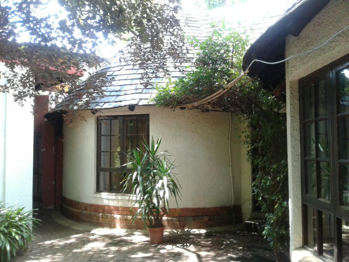 Rosebank Hostel Johannesburg Bagian luar foto